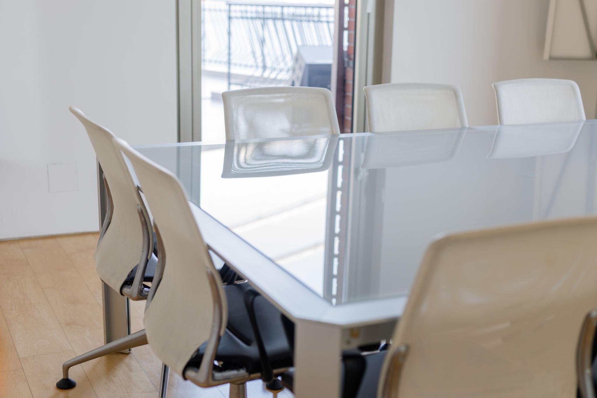 Куда исчезли кадры? Почему в Беларуси всё сложнее найти работников